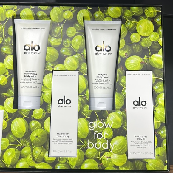 ALO GIFT OF GLOW SET (with Free iconic tote bag) - Picture 7 of 9